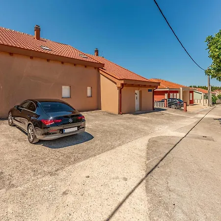 1 Bedroom Awesome In Διαμέρισμα Kruševo