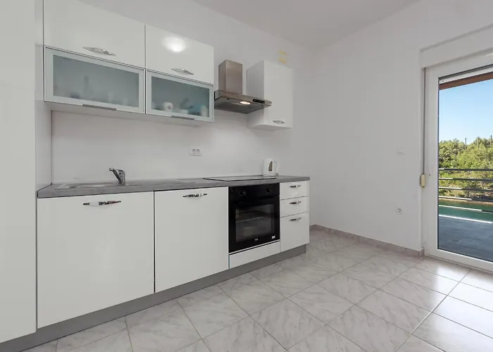 1 Bedroom Awesome In Διαμέρισμα *